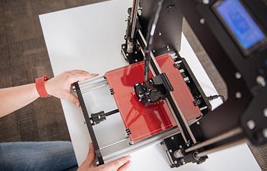 drukarka z czerwonym elementem